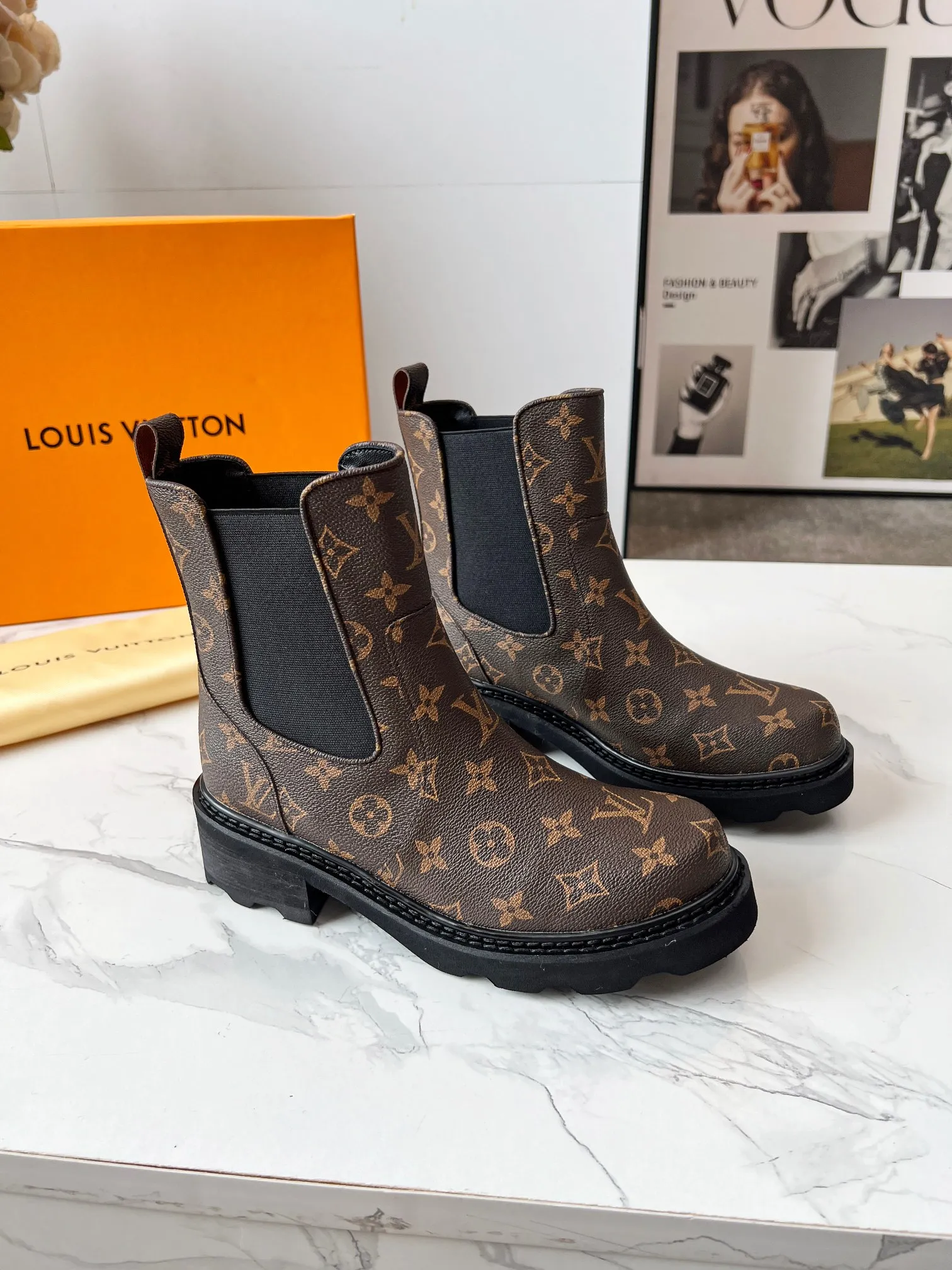 👟👟Ex-factory price 540👟👟 LOUS VUITON 🔥🔥🔥️ The latest short boots model from Louis Vuit 2025 official website, official website 💯 original version 1:1. LV Beaubourg uses calfskin to present a Chelsea-style upper, with a lightweight thick sole. Monogram canvas trim and contrast stitching outline the elastic side panels and seams respectively, cleverly interpreting the balance of strength and softness. It is a fashionable short boot that is comfortable and generous, versatile and very good-looking. Upper: Full-grain calfskin. Lining feet: sheepskin. Color: black/coffee, 35 to 40 yards, (414243 yards can be customized without return or exchange) Bosses are welcome to place orders